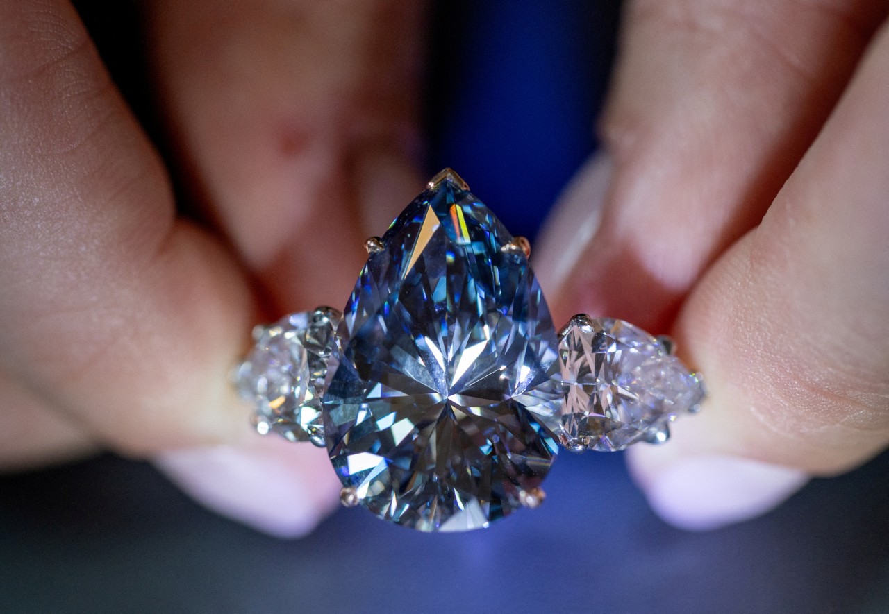 Viên kim cương màu xanh lam “Bleu Royal” (Ảnh: Denis Balibouse/Reuters).