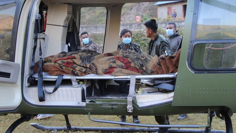 Lực lượng cứu hộ tìm kiếm người sống sót sau trận động đất ở Nepal 1