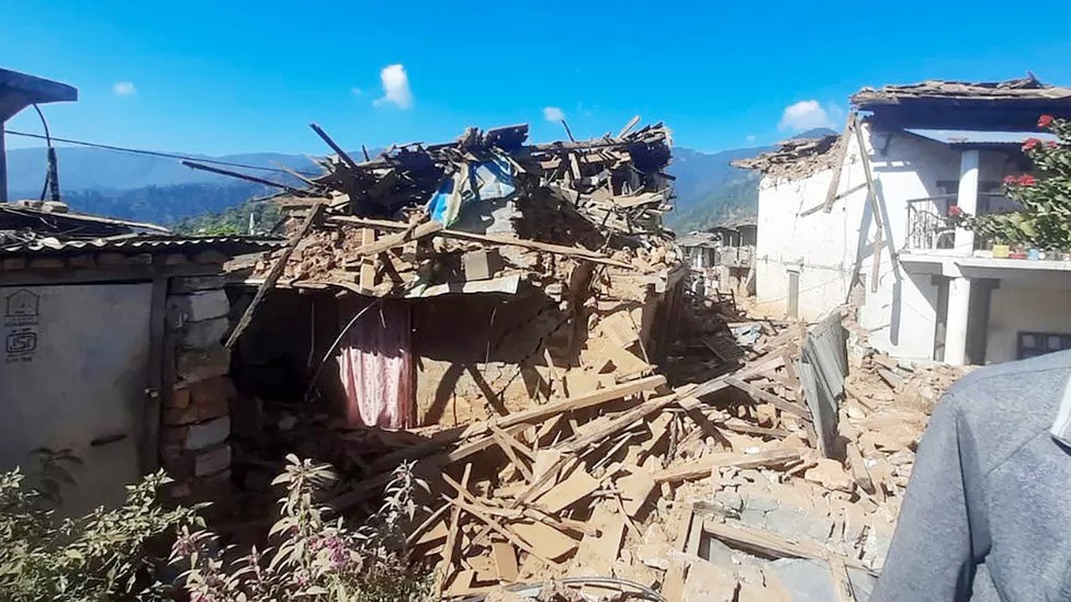 Lực lượng cứu hộ tìm kiếm người sống sót sau trận động đất ở Nepal 4