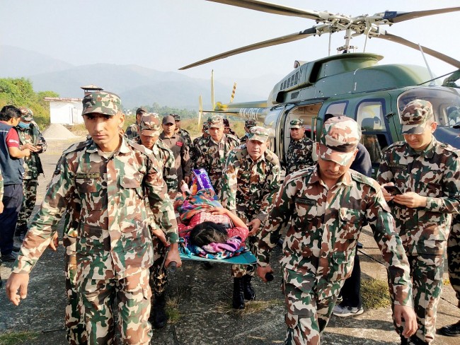 Lực lượng cứu hộ tìm kiếm người sống sót sau trận động đất ở Nepal