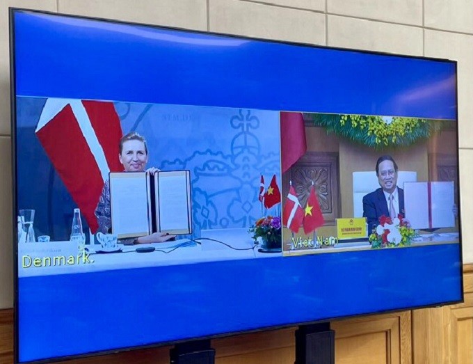 Thủ tướng Việt Nam và Thủ tướng Đan Mạch đưa ra Tuyên bố Chung về việc thiết lập quan hệ Đối tác Chiến lược Xanh giữa Việt Nam và Đan Mạch. Ảnh: VGP.