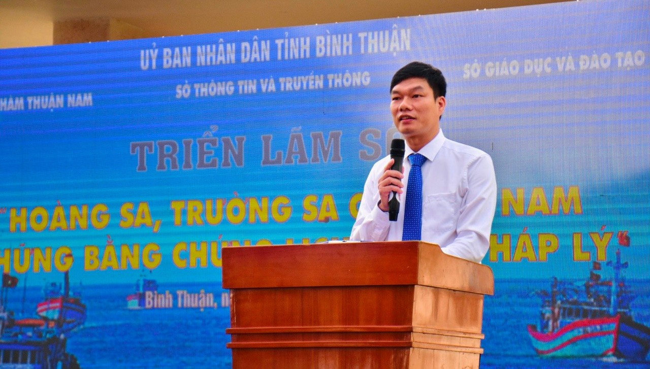 Ông Nguyễn Lê Thành, Phó Giám đốc Sở Thông tin và Truyền thông tỉnh Bình Thuận phát biểu tại Trường Trung học phổ thông Lương Thế Vinh ( Hàm Thuận Nam)