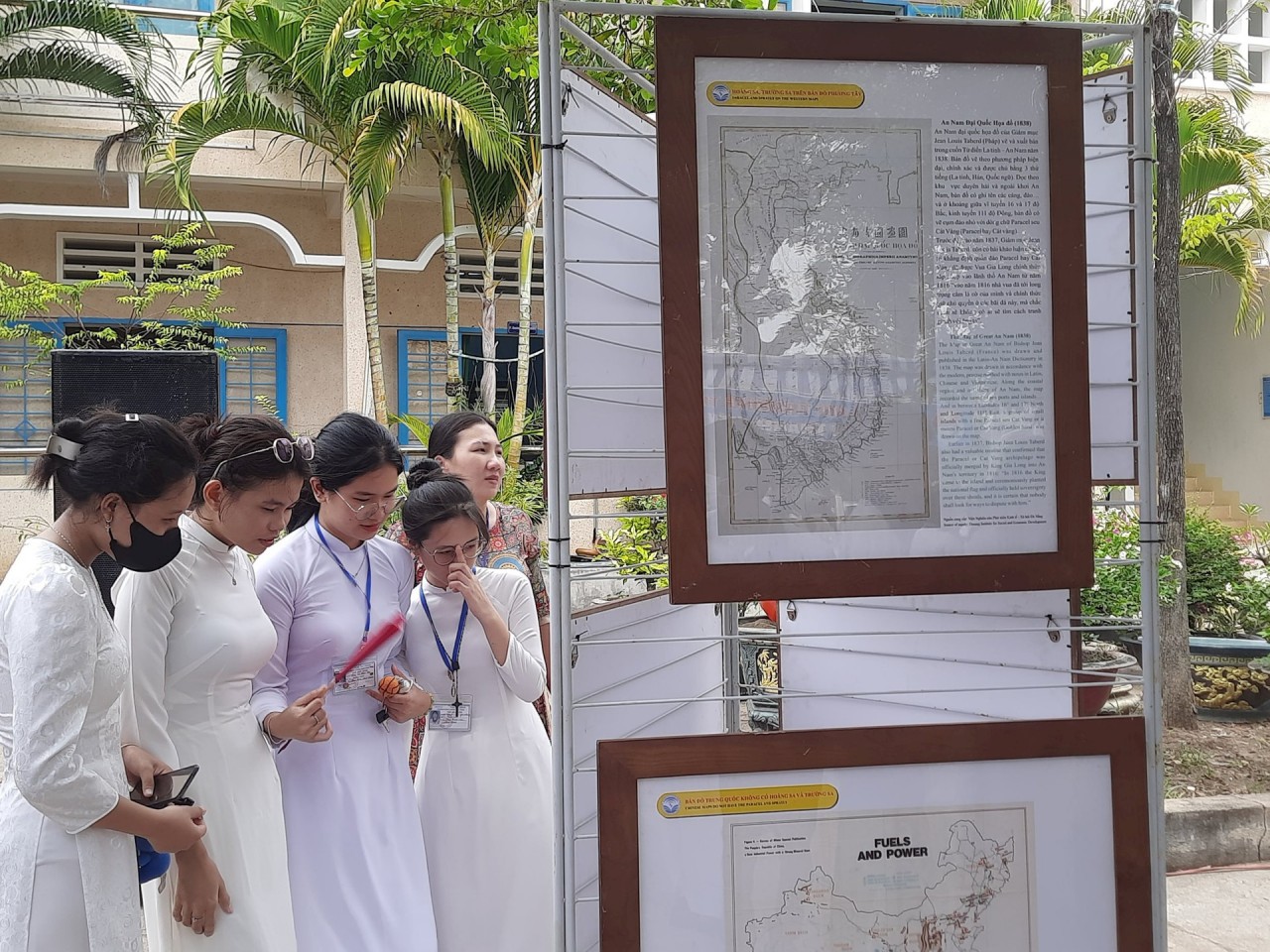 Học sinh Trường Trung học phổ thông Lương Thế Vinh (Hàm Thuận Nam) xem ấn phẩm trưng bày tại buổi triển lãm số “Hoàng Sa, Trường Sa của Việt Nam - Những bằng chứng lịch sử và pháp lý”