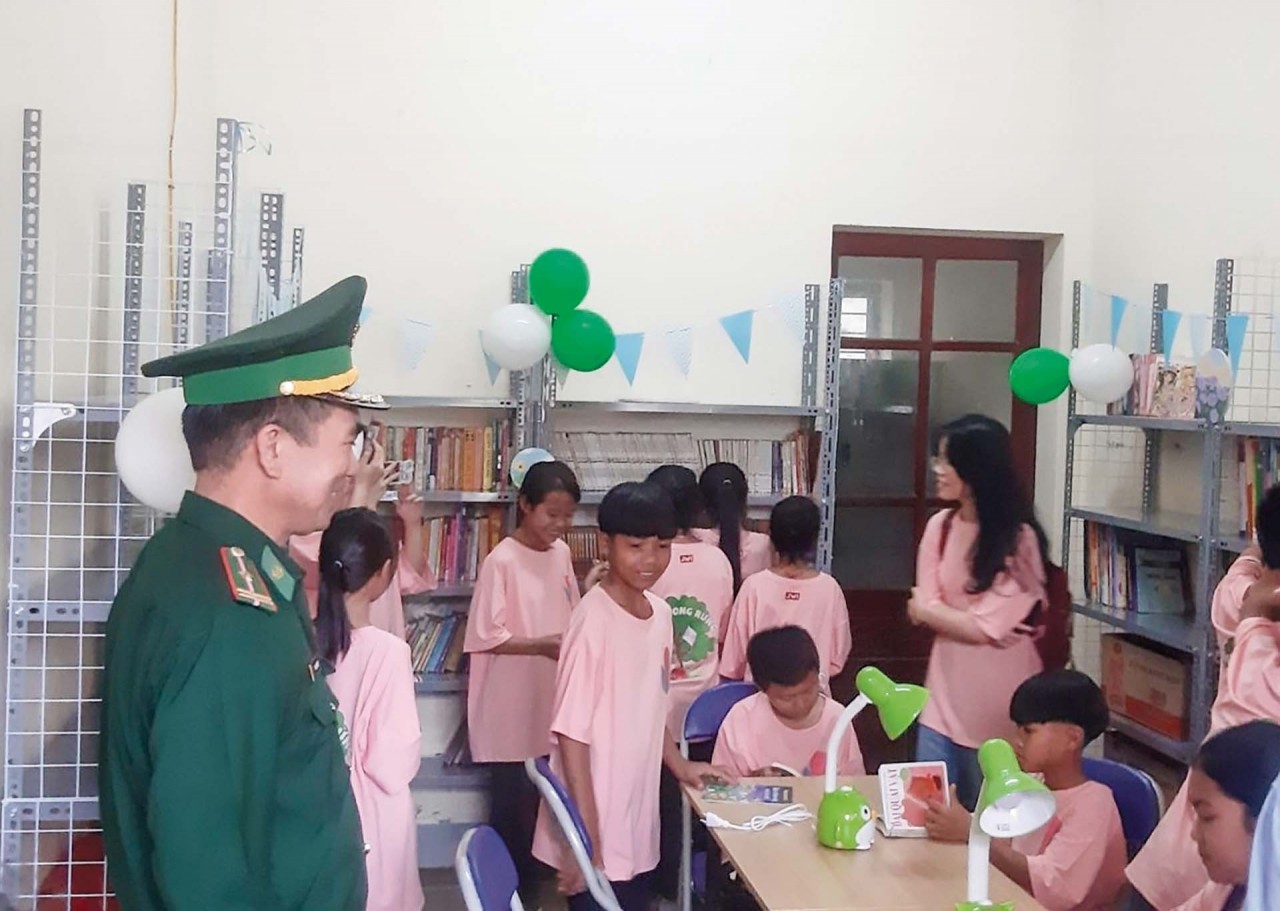 Bộ đội biên phòng Môn Sơn chỉ bảo kỹ năng sống mỗi ngày cho học sinh Đan Lai.