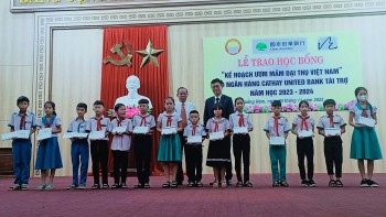 Trao 360 suất học bổng cho học sinh tiểu học vượt khó vươn lên ở Quảng Nam