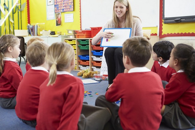 Nước Anh đau đầu vì giáo viên trẻ chọn "bỏ xứ ra đi"