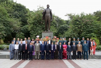 Hội hữu nghị Việt-Nga dâng hoa tưởng niệm V.I.Lenin nhân kỷ niệm 106 năm Cách mạng Tháng Mười Nga