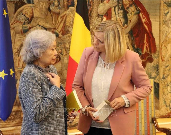 Chủ tịch Hạ viện Bỉ Éliane Tillieux (phải) trao đổi với bà Trần Tố Nga, Việt kiều Pháp - nạn nhân chất độc da cam trong chiến tranh Việt Nam.