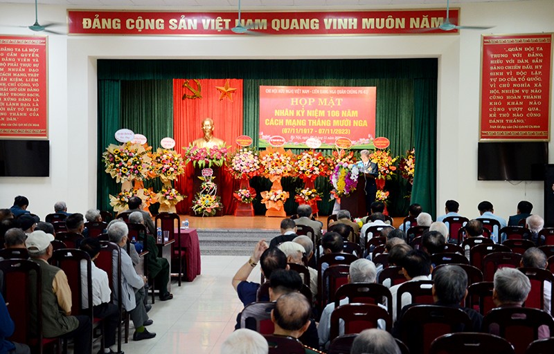 Chi hội Hữu nghị Việt Nam - Liên bang Nga Quân chủng PK-KQ họp mặt kỷ niệm 106 năm Cách mạng Tháng Mười Nga