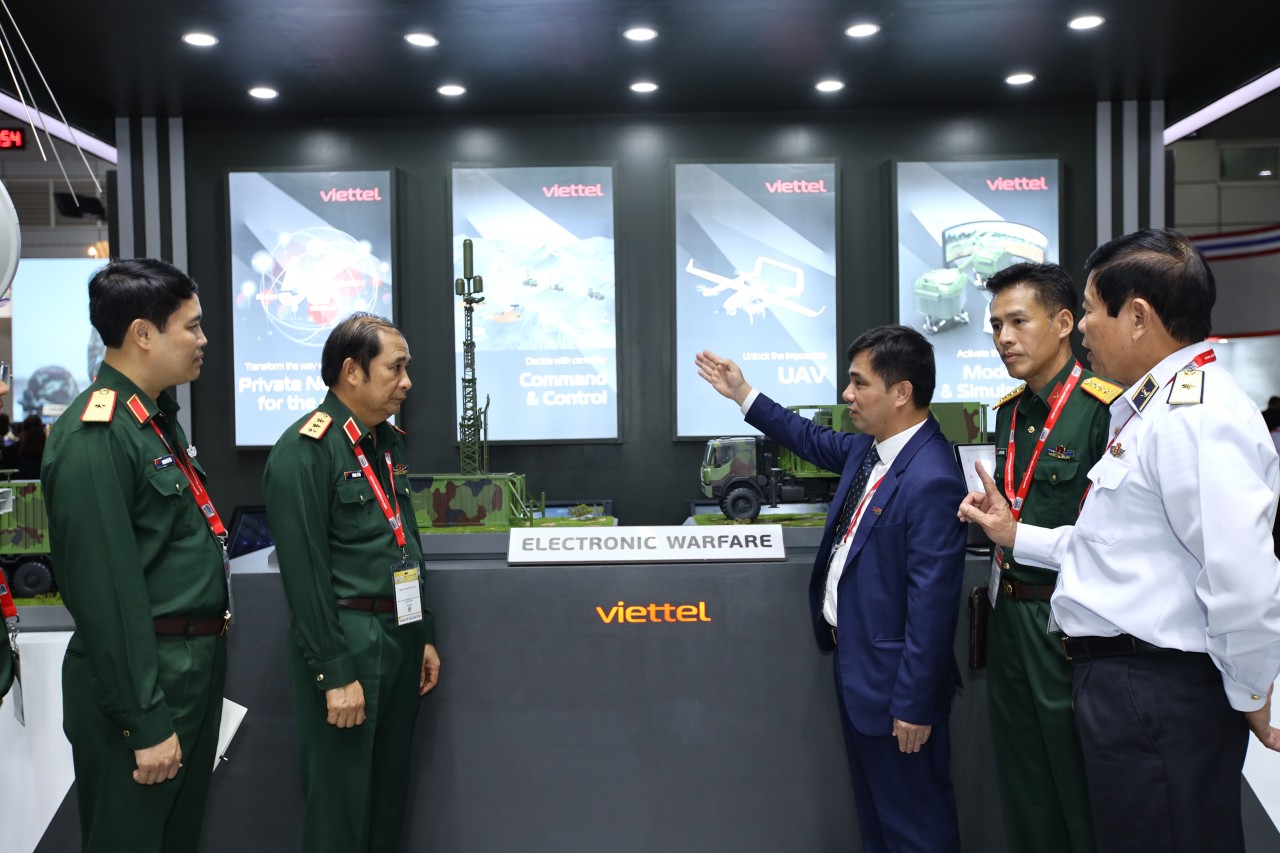 Thượng tướng Phùng Sĩ Tấn, Phó tổng Tham mưu trưởng Quân đội nhân dân Việt Nam cùng đoàn công tác của Bộ Quốc phòng Việt Nam tham quan tại gian hàng của Tập đoàn Viettel.