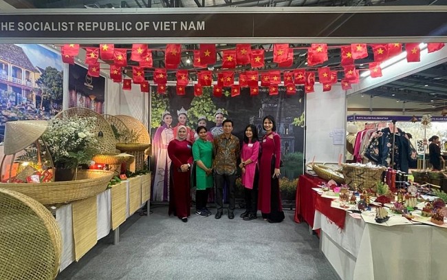 Ẩm thực Việt được yêu thích tại Hội chợ từ thiện WIC 54