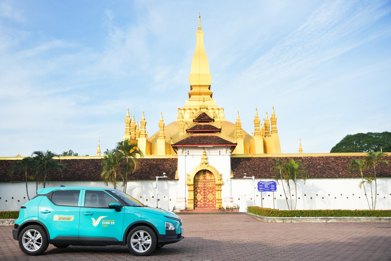 Taxi điện Xanh SM trên đường phố Lào.