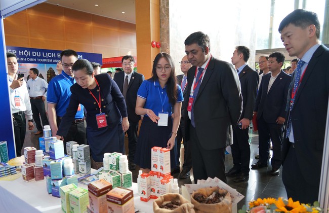 đại biểu đã tham quan khu triển lãm sản phẩm, hàng hóa tiêu biểu của các doanh nghiệp Bình Định. (Ảnh: Báo Bình Định)