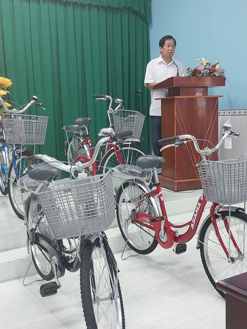 Chủ tịch Hội hữu nghị Việt Nam – Pháp tỉnh – Nguyễn Thanh Nguyên phát biểu tại buổi trao tặng xe và tập vở cho học sinh