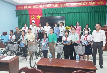 Hội hữu nghị Việt Nam – Pháp tỉnh Long An trao tặng xe đạp, tập vở cho học sinh nghèo
