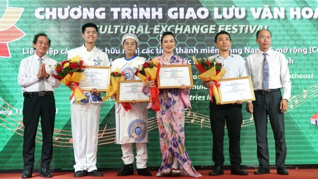 Mang văn hóa vùng Đông Nam Bộ giao lưu với Tổng lãnh sự các nước