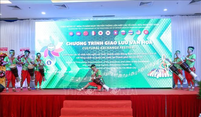 Múa trống Chhay dăm do Đoàn văn nghệ của Liên hiệp các tổ chức hữu nghị tỉnh Tây Ninh trình diễn. (Ảnh: Báo Tin tức)
