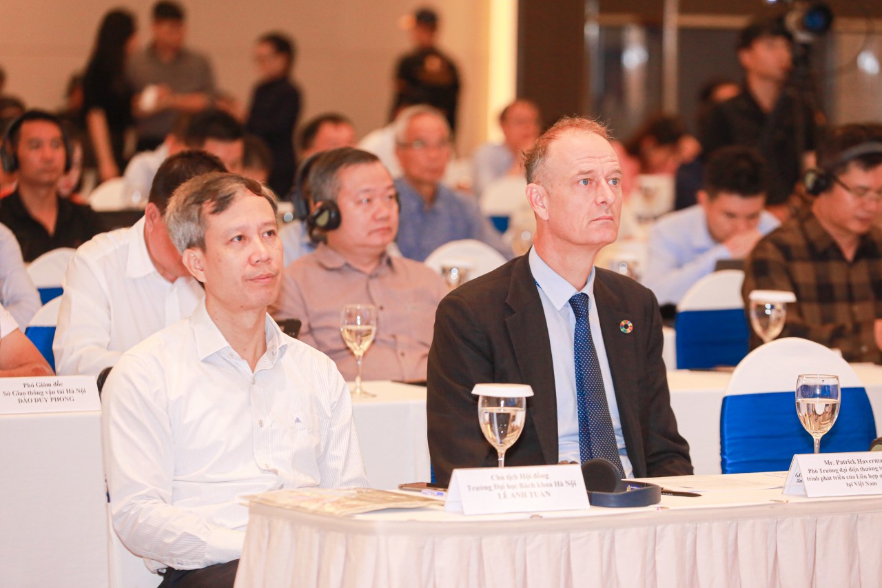 Ông Patrick Harverman, Phó trưởng đại diện thường trú UNDP tại Việt Nam (Bên phải).