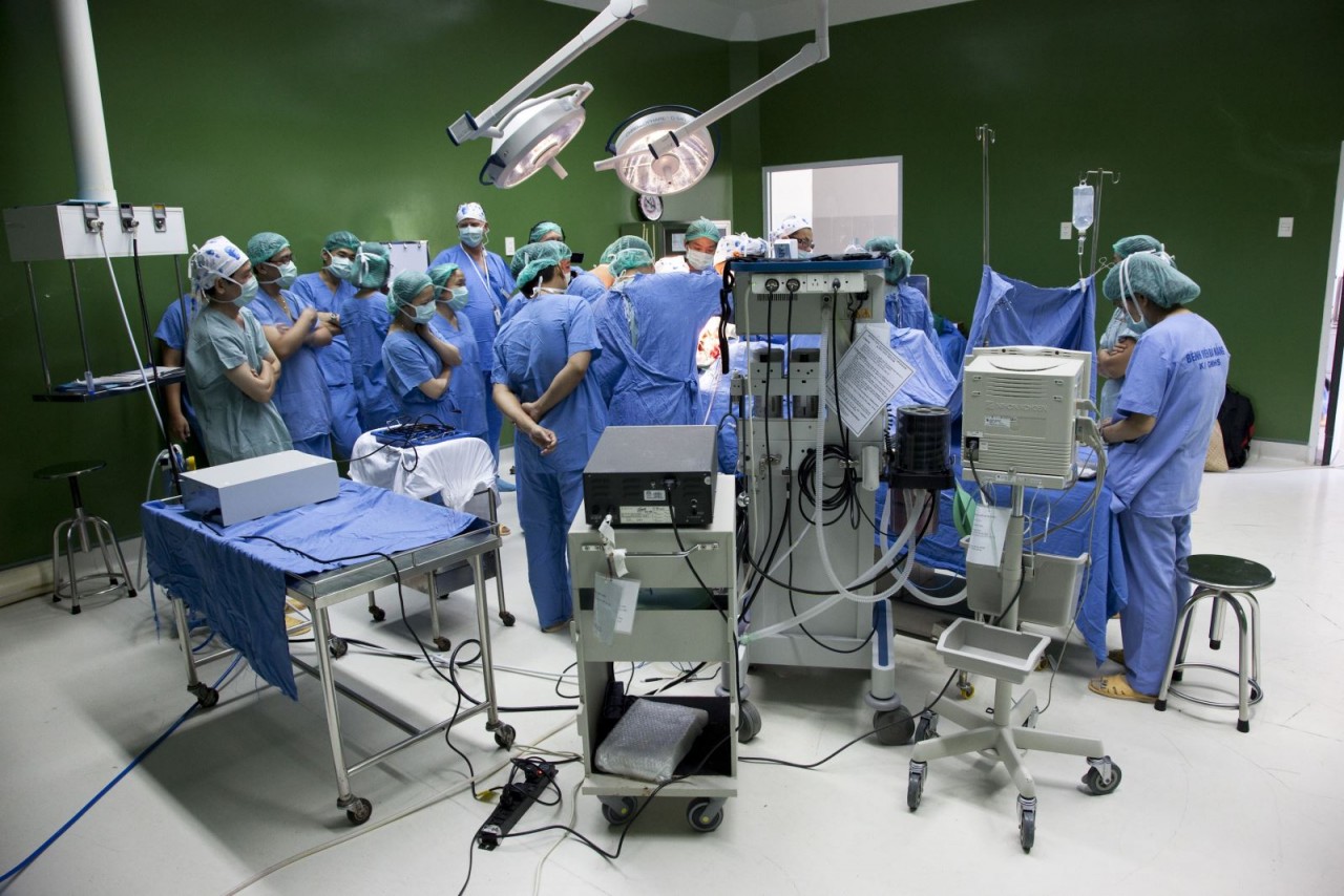 Các bác sỹ Việt Nam học tập kinh nghiệm tại ca phẫu thuật sọ mặt ở Bệnh viện Việt Đức năm 2019. Ảnh: Tư liệu FTW
