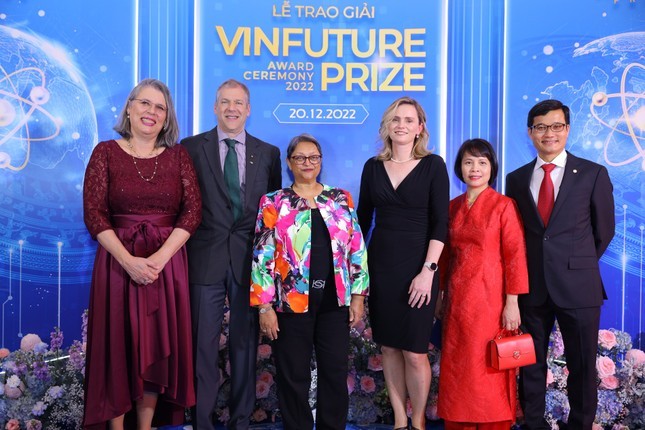 Giáo sư Karim (giữa) cùng các thành viên Hội đồng Sơ khảo và Hội đồng Giải thưởng VinFuture tại Lễ trao giải VinFuture tháng 12/2022. Ảnh: VFP.