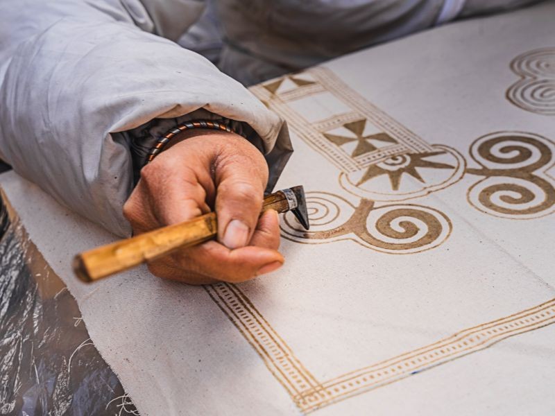 Yên Bái: Nghệ thuật dùng sáp ong tạo hoa văn trên vải của người Mông là di sản văn hóa phi vật thể quốc gia