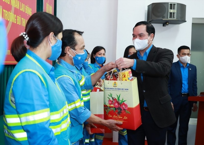  Chủ tịch Tổng LĐLĐ Việt Nam Nguyễn Đình Khang trao quà Tết cho đoàn viên, NLĐ (Ảnh: H.N).