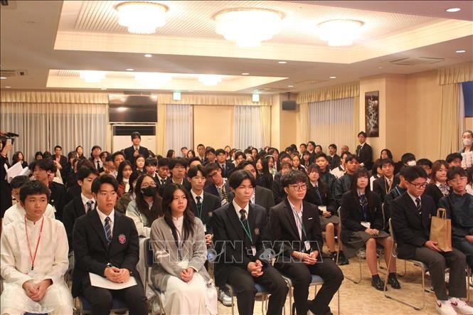 Các em học sinh hai nước giao lưu với cán bộ Đại sứ quán Việt Nam tại Nhật Bản. (Ảnh: TTXVN)