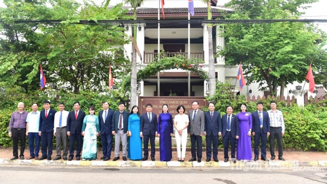 Tuyên Quang  - Xiêng Khoảng: Thắm tình đoàn kết