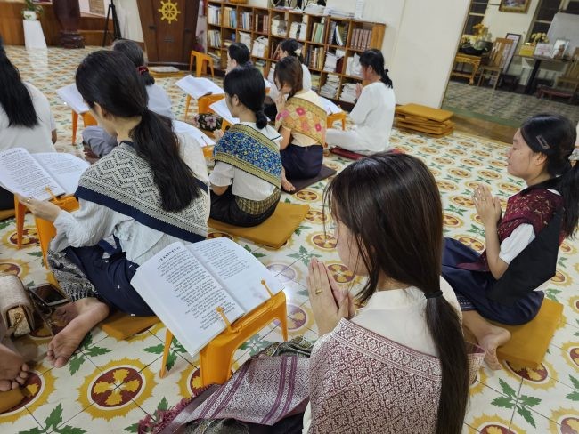 Sinh viên Lào tụng kinh tiếng Việt tại chùa Tam Bảo (Đà Nẵng). (Ảnh: 