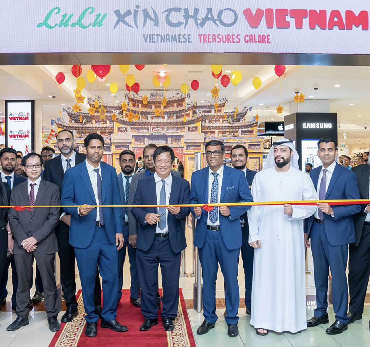 Đại sứ Nguyễn Mạnh Tuấn và các đại biểu cắt băng khai trương Tuần hàng xuất khẩu Việt Nam 2023 tại chi nhánh siêu thị Lulu, Al Mushrif Mall.