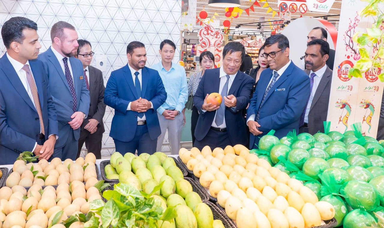 Đại sứ Nguyễn Mạnh Tuấn giới thiệu với các đại biểu những mặt hàng Việt Nam.