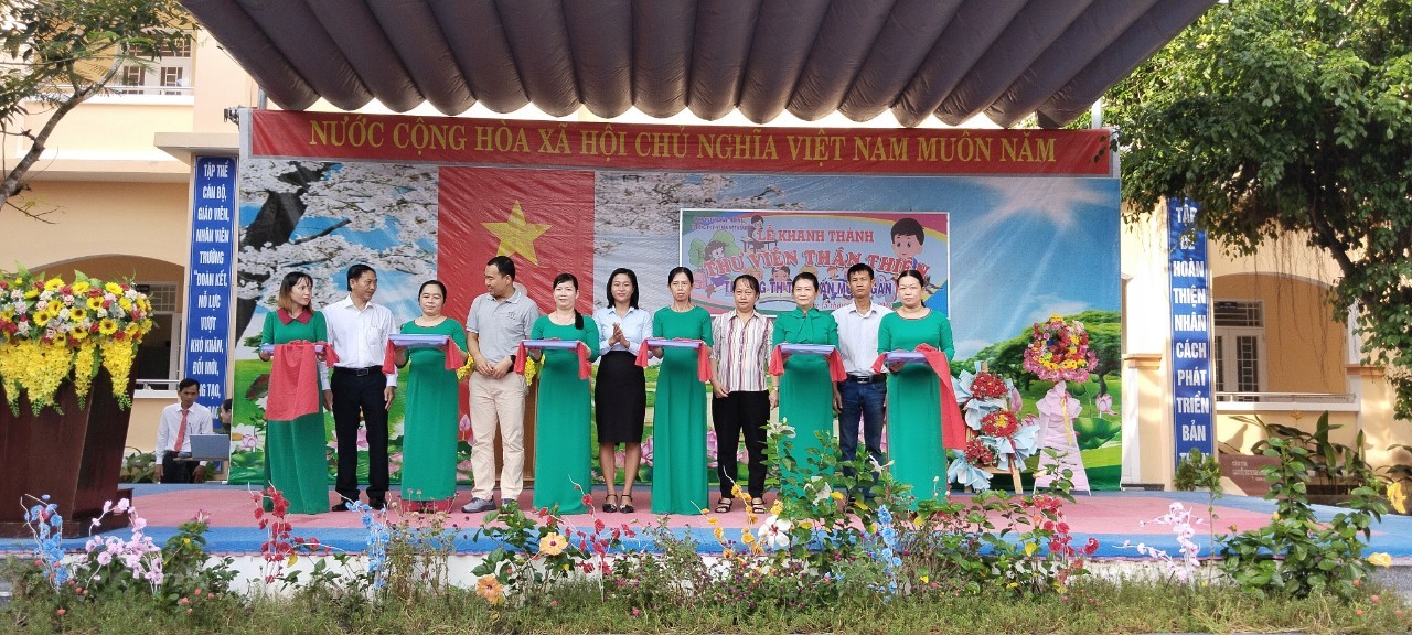 cắt băng khai trương Thư viện thân thiện tại Trường Tiểu học Thị trấn Một Ngàn, huyện Châu Thành A