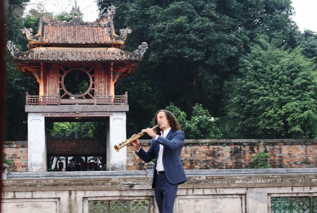 "Huyền thoại saxophone" Kenny G trình diễn trong Văn Miếu – Quốc Tử Giám