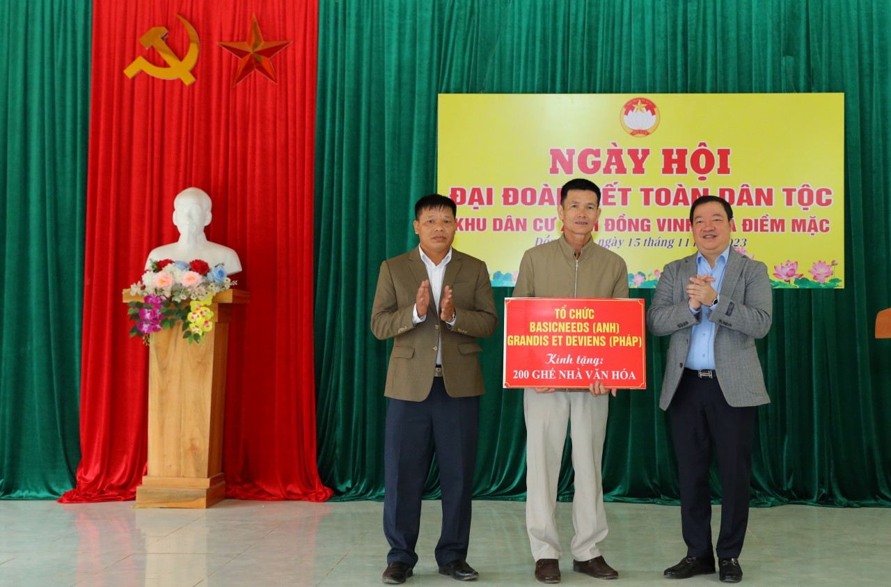 Ông Nguyễn Ngọc Hùng, Phó Chủ tịch VUFO tặng quà cho nhân dân hai xóm Đồng Vinh, Đồng Lá 1.