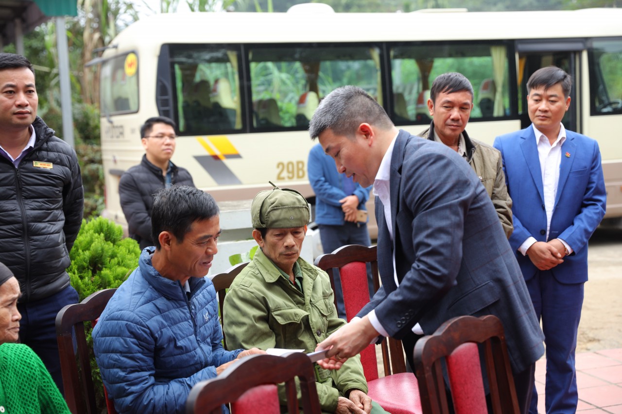 Ông Phan Anh Sơn, Chủ tịch VUFO trao quà cho các gia đình có công hiến đất thành lập khu di tích.