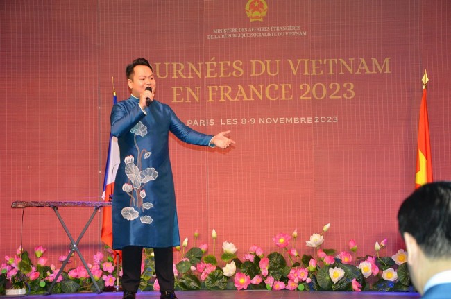 Nghệ sĩ 9x Thanh Phong mang Ví, Giặm đến Paris (Pháp)