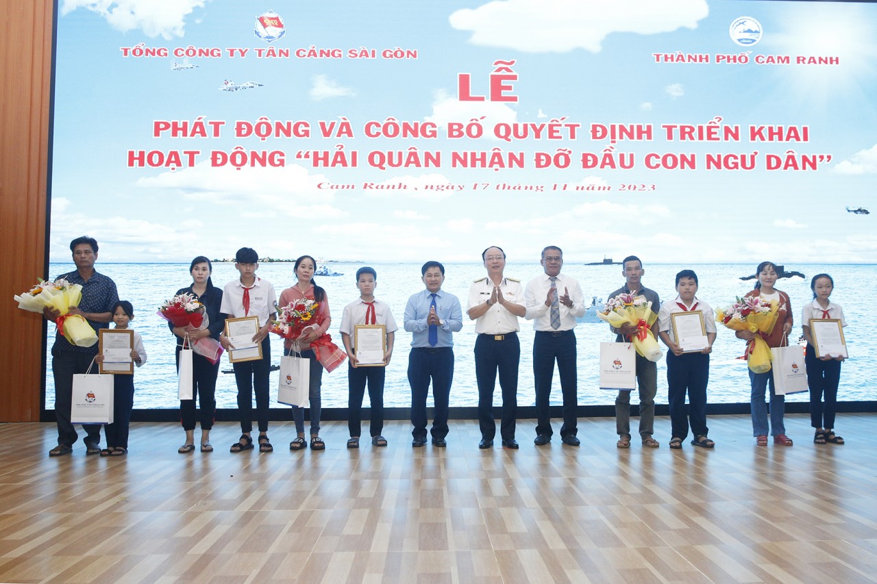 Đại tá Đỗ Văn Tú và lãnh đạo TP Cam Ranh trao quyết định nhận đỡ đầu con ngư dân
