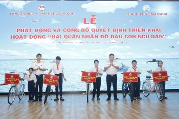 Công bố quyết định triển khai hoạt động “Hải quân nhận đỡ đầu con ngư dân"