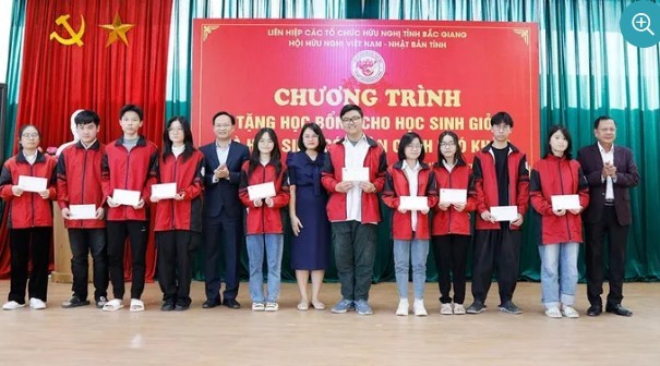 Hội Hữu nghị Việt Nam - Nhật Bản tỉnh Bắc Giang trao 10 học bổng cho học sinh hoàn cảnh khó khăn