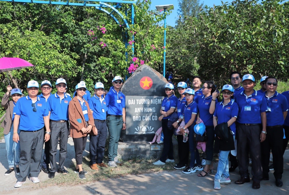 Lớp Trung cấp lý luận chính trị hệ tập trung khóa XII dành cho cán bộ hai tỉnh Salavan và Savannakhet, nước Cộng hòa dân chủ nhân dân Lào (năm 2023) đi nghiên cứu thực tế tại huyện đảo Cồn Cỏ