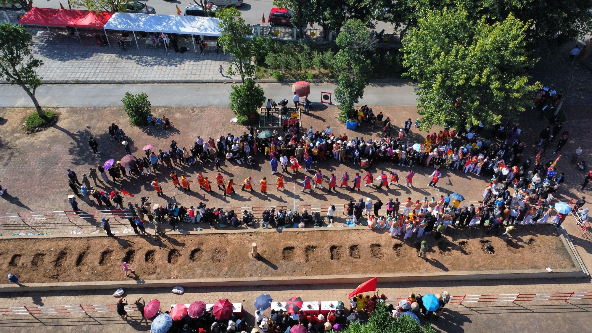 Buổi trình diễn Nghi lễ và trò chơi kéo co Việt Nam - Hàn Quốc thu hút sự tham gia của gần 500 nghệ nhân, người thực hành nghi lễ và trò chơi kéo co đến từ các tỉnh Bắc Ninh, Lào Cai, Vĩnh Phúc, thành phố Hà Nội và thành phố Dangjin (Hàn Quốc). (Ảnh: Tổ quốc)