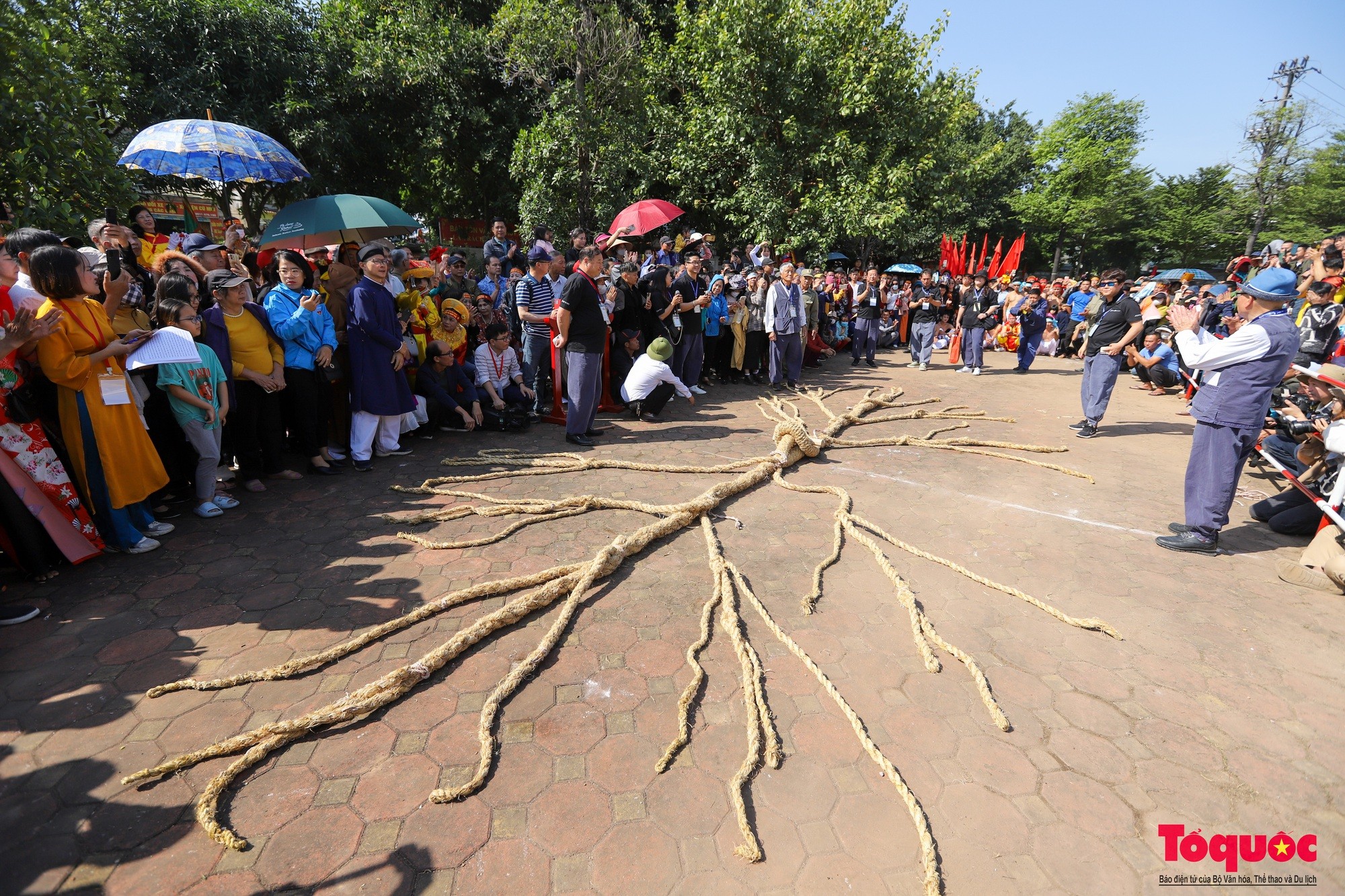Phần trình diễn của Hội Kéo co Gijisi (thành phố Dangjin, Hàn Quốc) với dây kéo được bện bằng rơm. (Ảnh: Tổ quốc)