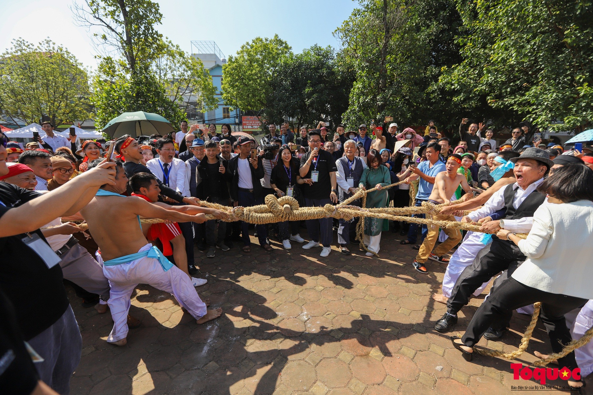 Tại lễ hội kéo co ở Hàn Quốc, dây kéo có thể dài tới 200m, nặng tới 40 tấn và tất cả mọi người có mặt đều có thể tham gia kéo co, tạo sự gắn kết cộng đồng. (Ảnh: Tổ quốc)