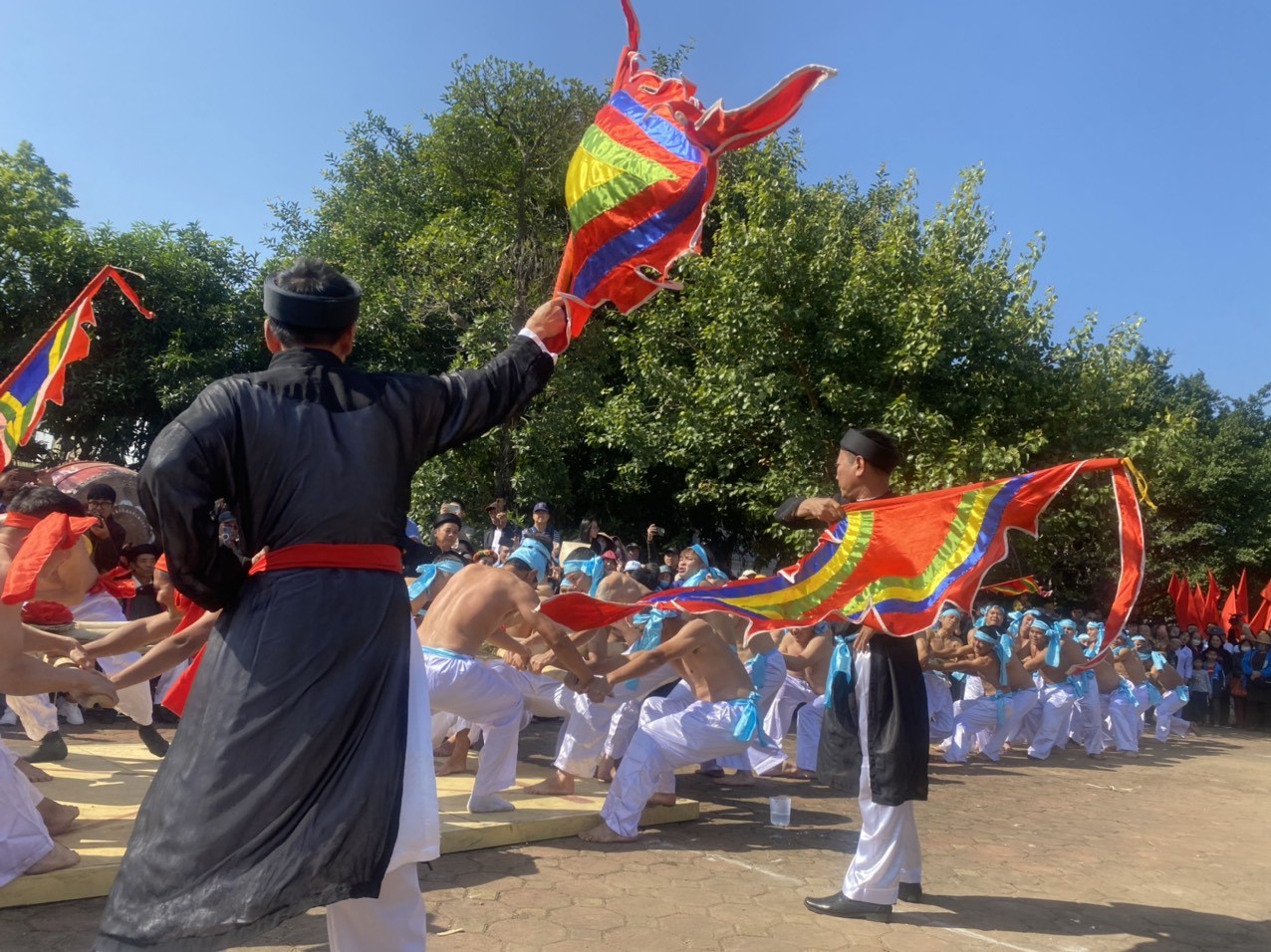 Điểm chung của nghi lễ và trò chơi kéo co của Việt Nam với các nước trên thế giới là chung một sợi dây. Sợi dây là biểu tượng của sự gắn kết cộng đồng, là sự kết nối giữa con người với thiên nhiên, là sự nối dài của những cánh tay, sự tiếp sức từ cộng đồng này đến cộng đồng khác.