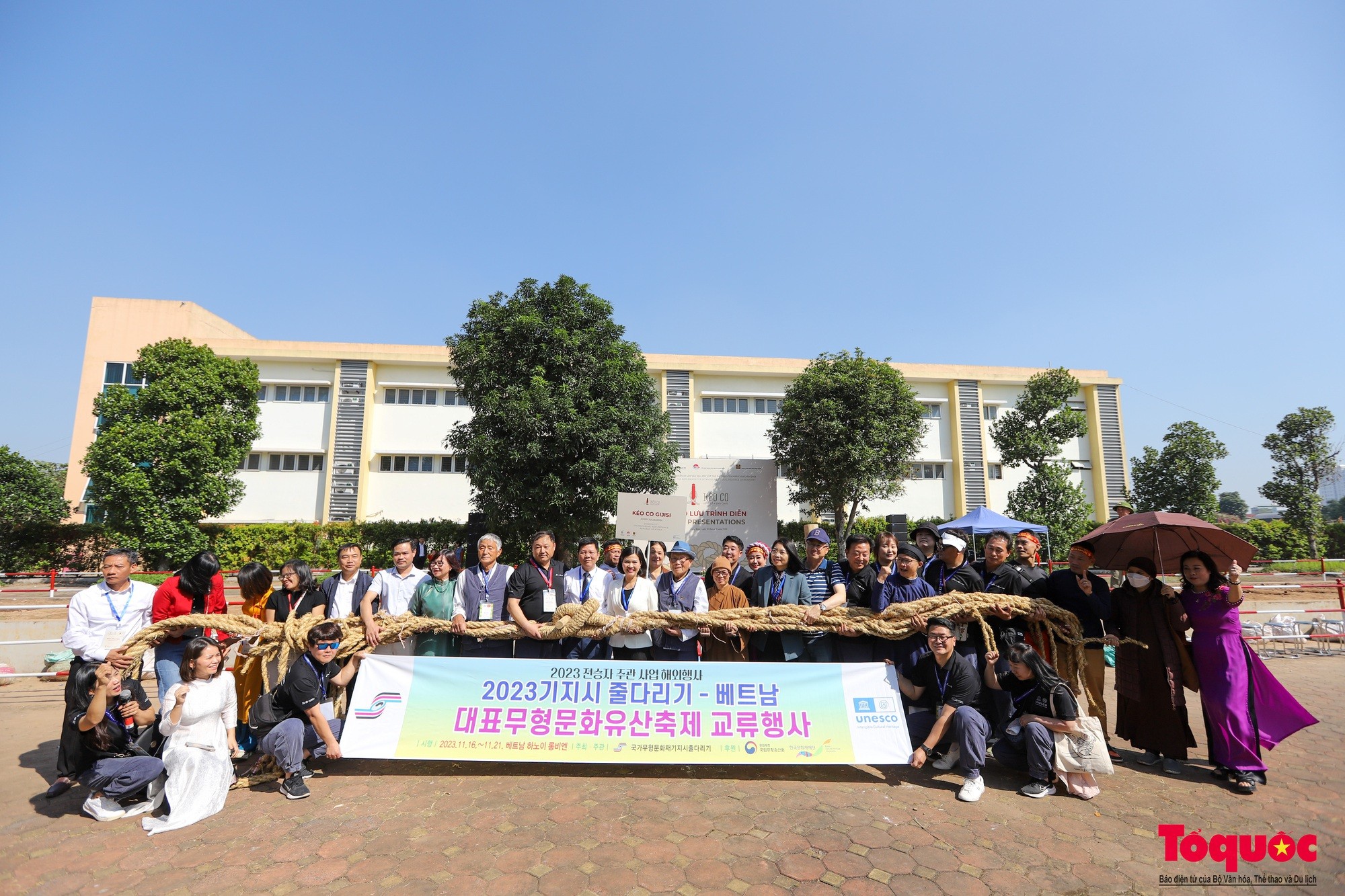 Sau phần trình diễn tại Lễ hội Thiết kế sáng tạo Hà Nội năm 2023, Hội Kéo co Gijisi đã tặng lại dây kéo co cho đền Trấn Vũ như một món quà giao lưu văn hóa độc đáo. Sau phần trình diễn tại Lễ hội Thiết kế sáng tạo Hà Nội năm 2023, Hội Kéo co Gijisi đã tặng lại dây kéo co cho đền Trấn Vũ như một món quà giao lưu văn hóa độc đáo.