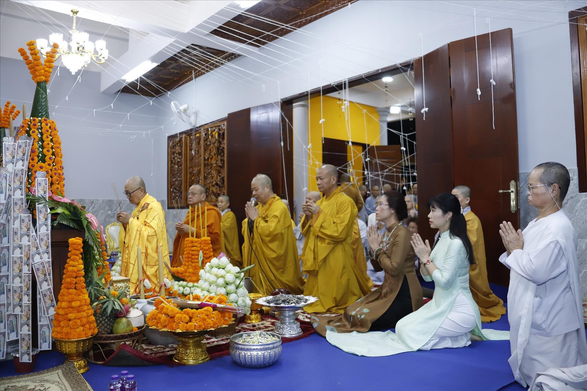 Trong gần 100 năm qua, chùa Diệu Giác là nơi sinh hoạt tôn giáo không chỉ của bà con Phật tử người Việt Nam mà còn của các Phật tử người Lào. Sau gần 2 năm xây dựng, ngôi chùa này đã hoàn thành việc trùng tu, nâng cấp đủ điều kiện thuận duyên để tổ chức tu học Phật pháp, làm trung tâm sinh hoạt cộng đồng, trao đổi văn hoá và tìm hiểu giáo lý Phật đà cho cộng đồng phật tử hai nước Việt Nam-Lào. (Ảnh: TTXVN)