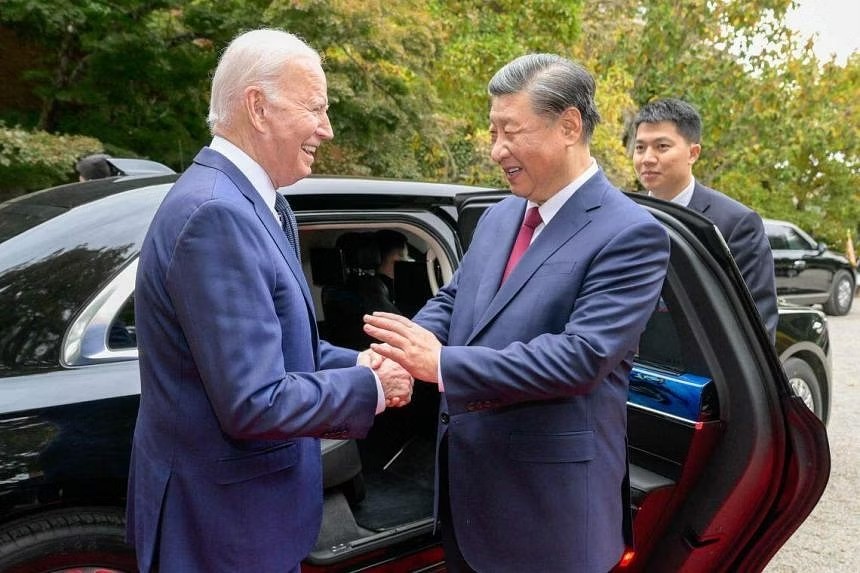 Khi đưa ông Tập tới chiếc xe limousine Hongqi do Trung Quốc sản xuất sau cuộc gặp, ông Biden nhận xét rằng đó là một “chiếc xe đẹp”, giống như “Quái thú” của tổng thống Mỹ. ẢNH: EPA-EFE