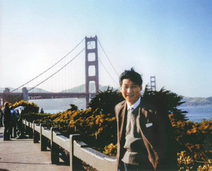 Bức ảnh ông Tập chụp ở cầu Cổng Vàng 38 năm trước. (Ảnh: X)