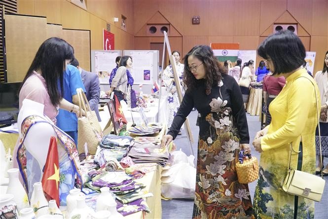 Nữ cán bộ ngoại giao quảng bá văn hóa Việt Nam tới bạn bè quốc tế tại Lào