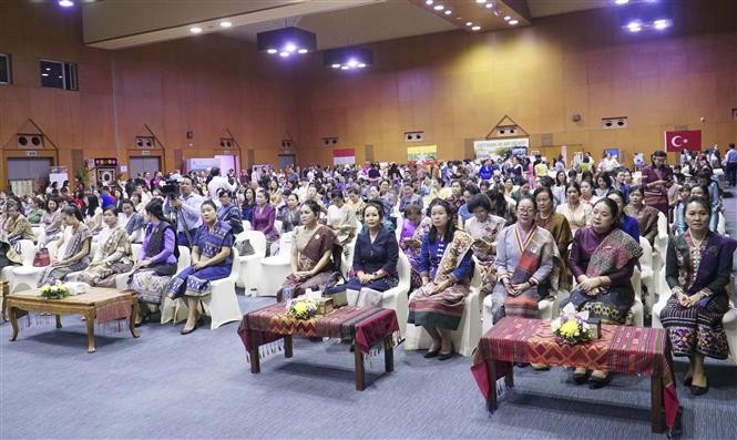 Nữ cán bộ ngoại giao quảng bá văn hóa Việt Nam tới bạn bè quốc tế tại Lào